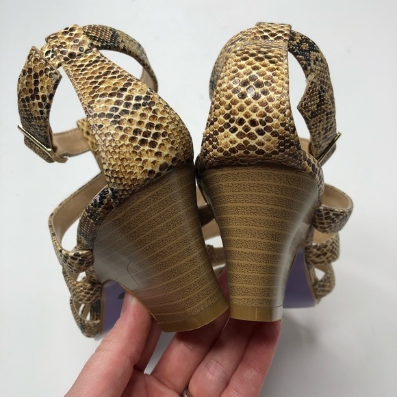 NEW Hot in Hollywood Tan Taupe Snake Skin Gladiator Strappy Ankle Sandals Shoes - Picture 4 of 14